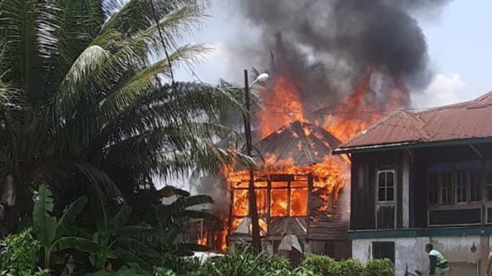 Diduga Akibat Kompor Gas, Rumah Warga di Plaju Palembang Hangus Kebakaran