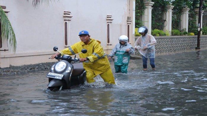 Diguyur Hujan Jalan Kota Palembang Banjir Lagi, Ratu Dewa Sebut Sampah Jadi Biang Keroknya