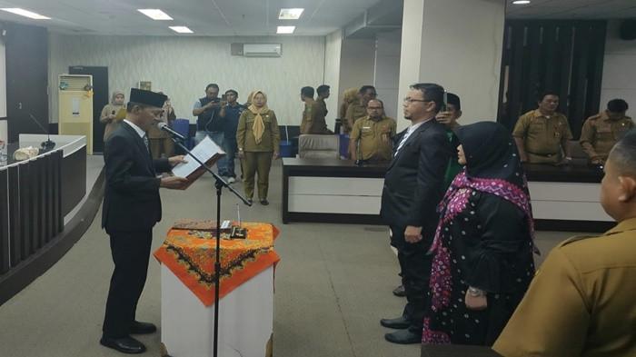 DILANTIK --  Suasana pelantikan Direktur RSUD Prabumulih di ruang rapat lantai 1 gedung Pemkot Prabumulih, Senin (15/12/2025) sore.  drg Sriwidiastuti yang sebelumnya Direktur RSUD Prabumulih bergeser menjadi Dokter Gigi Ahli Madya di UPTD Pasar Prabumulih.