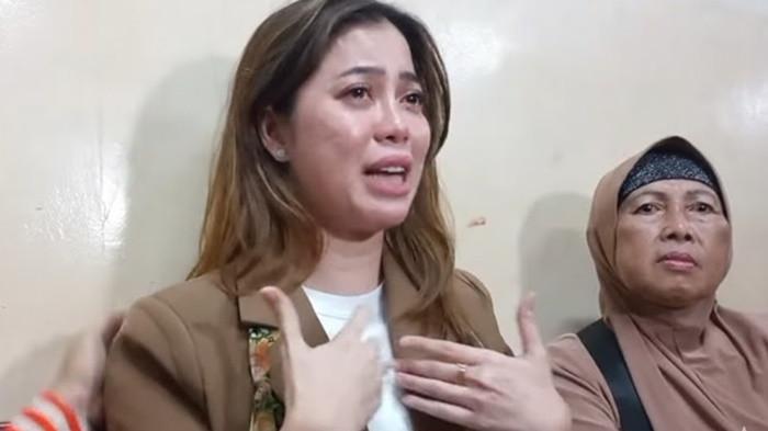 TANGIS PECAH  - Dokter Kamelia tak kuasa membendung tangisnya setelah dibentak Ammar Zoni, dalam persidangan kasus dugaan peredaran narkotika di PN Jakarta Pusat