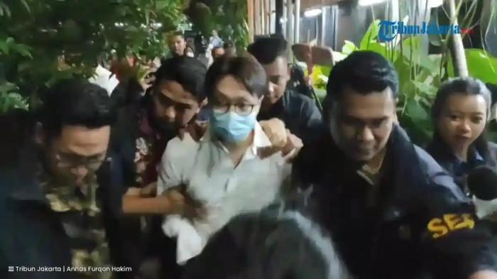 DOKTER RICHARD LEE DITAHAN - Dokter Richard Lee (kanan) memenuhi panggilan penyidik Polda Metro Jaya, Kamis (19/2/2026). Ia ditahan di Rumah Tahanan Negara (Rutan) Salemba cabang Polda Metro Jaya pada Jumat (6/3/2026) malam.