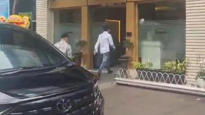 RICHARD LEE JALANI PEMERIKSAAN - Dokter dan influencer, Richard Lee, hadir memenuhi panggilan penyidik Subdit Indag Ditreskrimsus Polda Metro Jaya, Kebayoran Baru, Jakarta Selatan pada Rabu (7/1/2026). Ia ditetapkan tersangka dugaan pelanggaran di bidang kesehatan dan atau perlindungan konsumen. Doktif berharap ditahan.