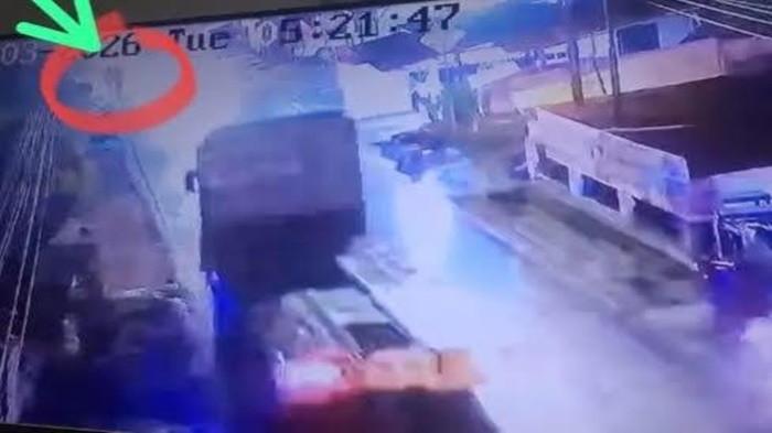 REKAMAN CCTV - Dua remaja putri yang tengah berjalan kaki ditabrak lari oleh truk trailer pengangkut kayu di jalur Jalan Merdeka PALI–Musi Rawas, Selasa (17/3/2026)