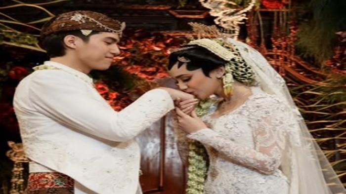 PERNIKAHAN EL RUMI DAN SYIFA HADJU - Moment Syifa Hadju mencium tangan El Rumi setelah sah menjadi sepasang suami istri pada minggu, 26 April 2026.