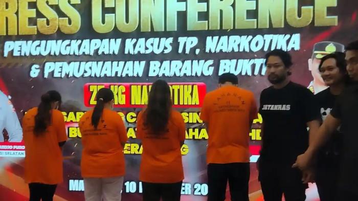 PENCULIKAN ANAK - Empat tersangka penculikan bocah empat tahun, Bilqis dihadirkan saat konferensi pers di Mapolrestabes Makassar, Jl Ahmad Yani, Kecamatan Wajo, Kota Makassar, Senin (10/11/2025) siang. Keempat tersangka dijerat pasal berlapis dengan ancaman penjara 15 tahun.