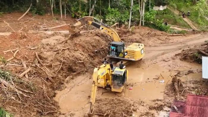 BANJIR SUMATERA - Kisah Erik Anders di Agam temukan jasad sang ibu masih mengenakan mukena usai banjir bandang.