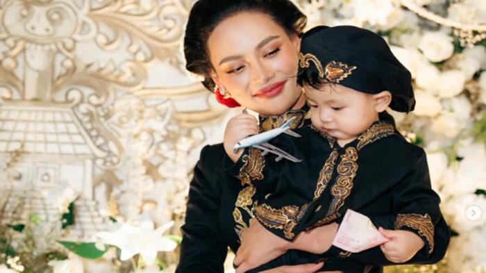 ERIKA AJUKAN SYARAT- Erika Carlina akhirnya bersedia membuka pintu damai dan mempertemukan putranya, Andrew Raxy Nei dengan DJ Panda, namun ada syarat berat