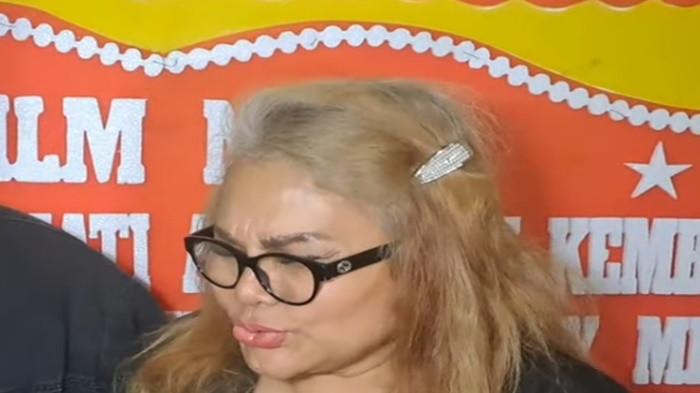 EVA MANURUNG - Eva Manurung, ibunda Virgoun menanggapi soal kabar mantan menantunya, Inara Rusli dilaporkan ke polisi atas dugaan perselingkuhan.
