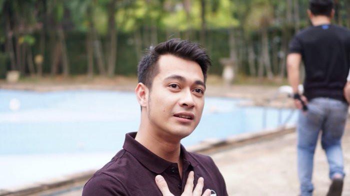 RUMAH TANGGA EZA GIONINO - Eza Gionino dalam jumpa pers di lokasi syuting di kawasan Cimanggis, Depok, Jawa Barat, Senin (23/7/2018). Eza Gionino mengaku sudah tak bertemu dengan sang istri, Meiza Aulia dan anak-anaknya sejak 15 Agustus.