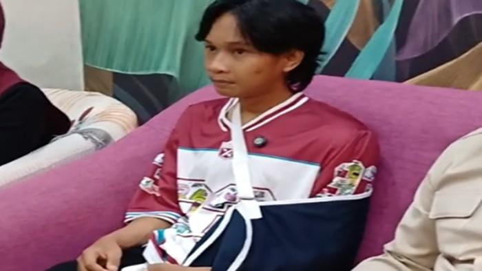 FAJAR SADBOY KECELAKAAN - Fajar Sadboy saat wawancara bersama awak media, Fajar tampak mengenakan penyangga lengan berwarna biru di tangan kirinya. Ungka kronologi alami kecelakaan motor di kawasan Jakarta Timur saat dalam perjalanan pulang dari kantor menuju apartemennya