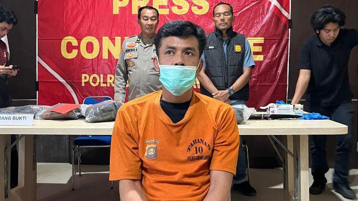 PELAKU PEMBUNUHAN - Idham Dermawan (35) tersangka pelaku pembunuhan berencana di Desa Gunung Meraksa Lama, Kecamatan Pendopo, Empat Lawang saat dihadirkan di Polres Empat Lawang, Jumat (29/5/2026).