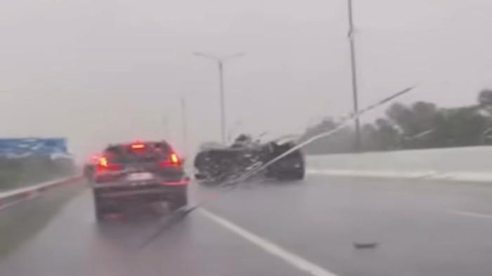 Fortuner Kecelakaan Tunggal di Tol Palindra Saat Hujan Deras, Hantam Median Jalan Hingga Terbalik