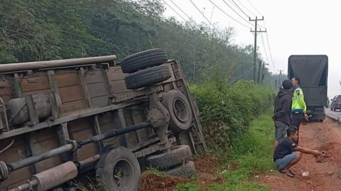 Gagal Menyalip, Truk Tanpa Muatan Kecelakaan di Sembawa Banyuasin, Terperosok Lalu Terguling