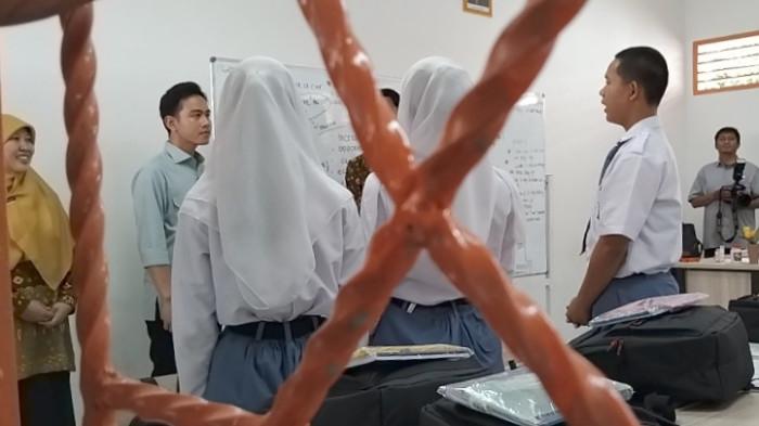 Gibran Rakabuming Dengarkan Siswa Baca Al Quran Saat Meninjau Fasilitas SRMA 7 Palembang