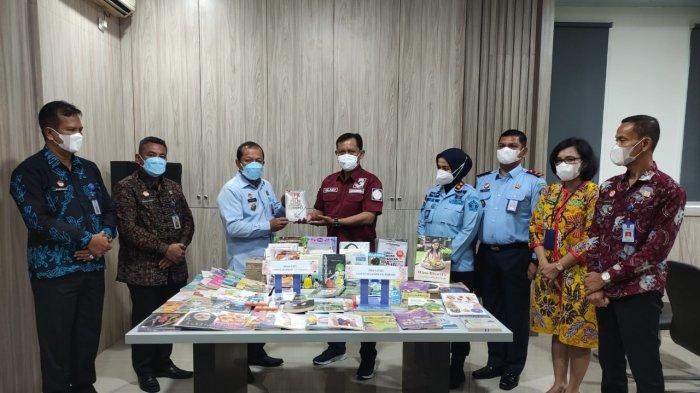 Kemenkumham Sumsel Terima Hibah Buku dari Gramedia Palembang