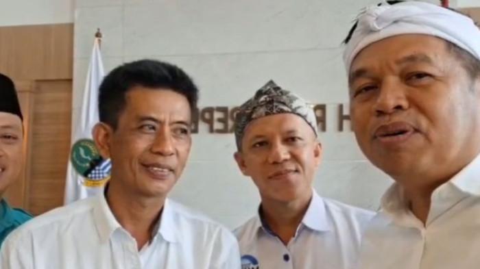GURU TAMPAR SISWA - Gubernur Jawa Barat Dedi Mulyadi saat bertemu dengan guru SMPN 2 (kiri) Jalan Cagak, Kabupaten Subang, Rabu (5/11/2025).