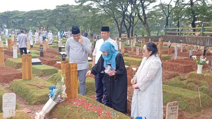 ZIARAH MAKAM- Orang tua almarhum Vidi Aldiano, Harry Kiss dan Besbarini, berziarah ke makam sang anak yang terletak di Taman Pemakaman Umum (TPU) Tanah Kusir, Jakarta Selatan, Sabtu (21/3/2026).