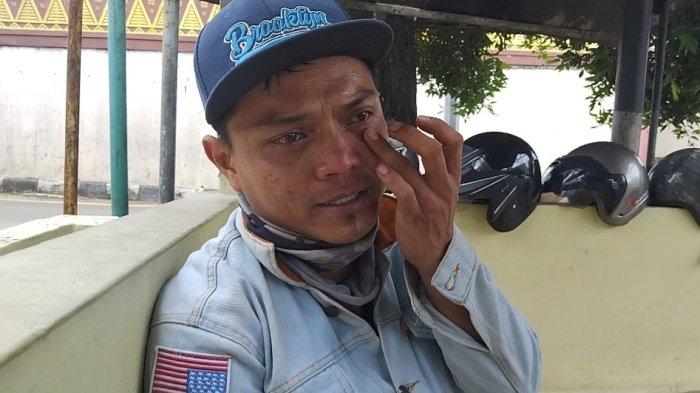 Harus Potong Gaji Karena Paket Hilang Dicuri, Kurir di Palembang Menangis Usai Terima Banyak Bantuan