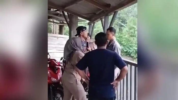 INTIMIDASI - Holis Muhlisin (38) warga Desa Panggalih, Kecamatan Cisewu, Kabupaten Garut, Jawa Barat, diduga mendapatkan intimidasi dari keluarga kepala desa setelah menggunggah video kerusakan jalan. Peristiwa tersebut terjadi tanggal 27 Oktober 2025.