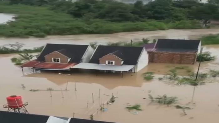 BANJIR DI PRABUMULIH -- Tampak kondisi rumah warga di Prabumulih terendam banjir, Kamis (11/12/2025). Sejumlah kelurahan terendam bahkan ada yang mencapai setinggi pinggang orang dewasa.