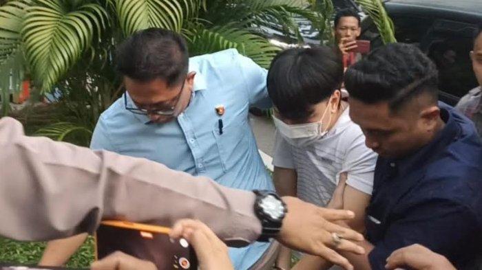 Ivan Sugianto yang Paksa Siswa SMA Sujud dan Menggongong Ditangkap Polisi di Bandara Juanda