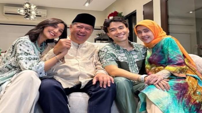 KEPERGIAN VIDI ALDIANO -Potret Sheila Dara, Ayah dan Ibunda Vidi. Ibu almarhum penyanyi Vidi Aldiano, Besbarini, meminta doa untuk menantunya, Sheila Dara Aisha tabah menjalani kehidupan setelah ditinggal selamanya