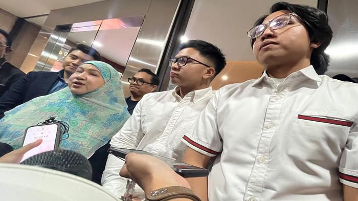 RESBOB DAN BIGMO TERSANGKA - Ibunda Bigmo dan Resbob, Putri, di kantor Bareskrim Polri, 19 September 2025. Kini Direktorat Tindak Pidana Siber Bareskrim Polri menetapkan dua YouTuber jadi tersangka kasus dugaan pencemaran nama baik yang dilaporkan Azizah Salsha