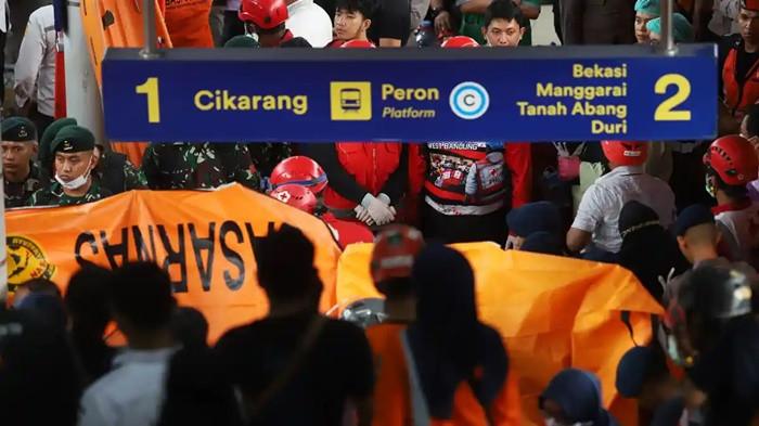 KECELAKAAN KEREKA - Proses evakuasi korban jiwa dalam kecelakaan maut antara KA Argo Bromo Anggrek dengan KRL Commuter Line pada Senin malam (27/4). Saat ini masih baru 5 korban jiwa yang sudah dikonfirmasi identitasnya.