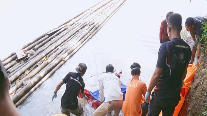 EVAKUASI MAYAT -- Tim Inafis Reskrim Polres Muara Enim bersama melakukan evakuasi mayat wanita yang ditemukan mengapung di Sungai Enim, Sabtu (6/6/2026). Terungkap identitas korban diduga adalah Rubiyah Kartini (51), warga Kecamatan Lawang Kidul, Kabupaten Muara Enim.