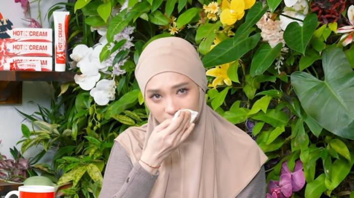 TANGIS PECAH - Inara Rusli tak kuasa menahan air mata mengungkap keinginan untuk bertemu langsung Wardatina Mawa, ia ingin menyudahi konflik dan meminta maaf