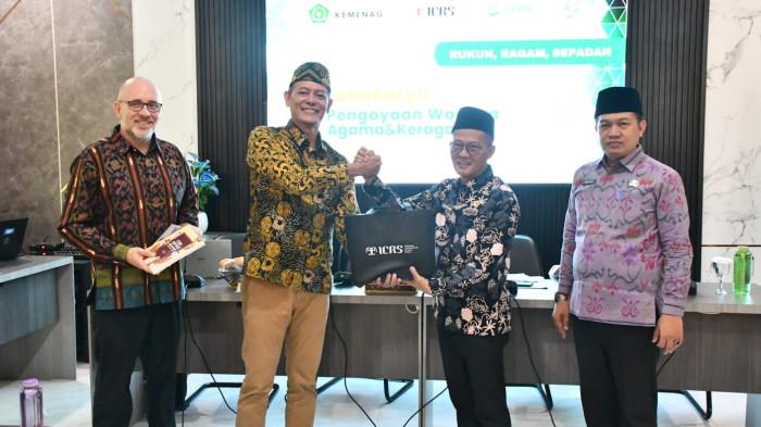 Indonesian Consortium for Religious Studies (ICRS), yaitu konsorsium tiga universitas Universitas Gadjah Mada (UGM), Universitas Islam Negeri (UIN) Sunan Kalijaga, dan Universitas Kristen Duta Wacana (UKDW) menyelenggarakan Program Religious Literacy (RL) dengan judul Lokakarya “Pengayaan Wacana Agama dan Keragaman” bagi Penyuluh Agama