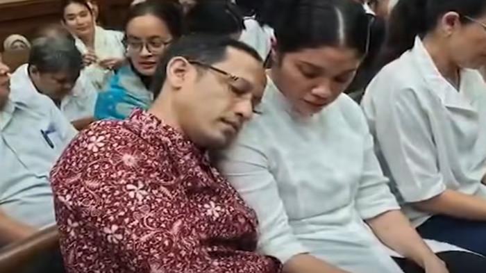 SIDANG - Istri Nadiem Makarim, Franka Franklin, tak mampu membendung rasa sedih setelah mendengarkan tuntutan jaksa yang menjatuhkan hukuman 18 tahun penjara