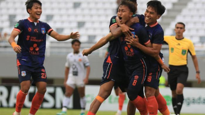 GOL KEDUA - Jalesh nomor punggung 8 rayakan gol kedua dari Sumsel United ke gawang Persekat pada babak kedua, laga lanjutan Liga 2 Pegadaian Championship Sumsel United VS Perekat di Stadion Gelora Sriwijaya Jakabaring Palembang, Minggu (12/10/2025). Skor jadi 2-0 untuk Sumsel United.