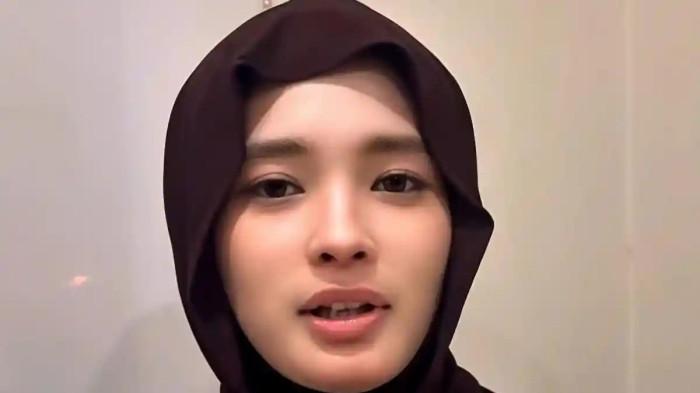 INARA PASRAH - Jelang Hari Raya, Inara Rusli membuat video berisi permintaan maaf ke sejumlah pihak. Inara Rusli pasrah dan siap jika harus menghadapi status barunya sebagai tersangka atas kasus dugaan perzinaah yang dilaporkan Wardatina Mawa.