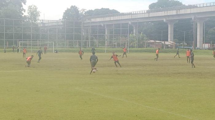 LATIHAN SUMSEL UNITED - Suasana sesi latihan Sumsel United di Lapangan panahan Jakabaring Sport City Palembang pada Kamis (18/12/2025) pagi, dalam memperkuat pertahanan dan menyerang.