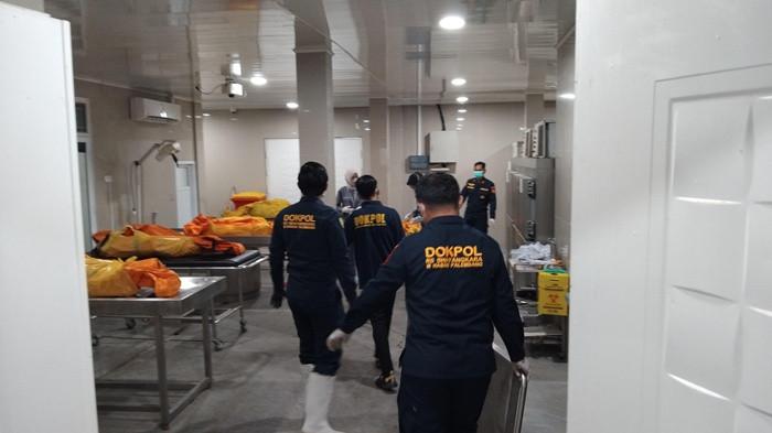 KORBAN KECELAKAAN BUS -- Petugas Rumah Sakit Bhayangkara Moh Hasan Palembang mengangkut kantong jenazah korban lakalantas maut Bus ALS dengan truk tangki di Muratara, Kamis (7/5/2026) subuh. Proses identifikasi oleh tim DVI Polri dibantu oleh 7 orang dokter forensik.