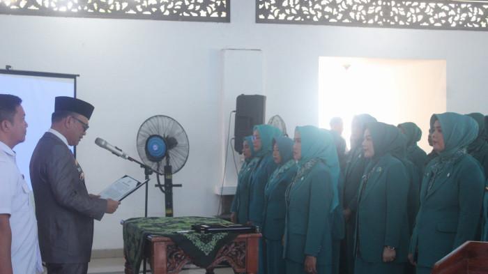 Joncik Muhammad Kukuhkan dan Lantik Ketua dan Pengurus TP PKK dan Tim Pembina Posyandu Empat Lawang