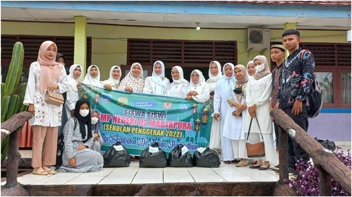 Jumat Berbagi di SMPN 2 Martapura, Dari Siswa untuk Siswa, Bantu Siswa dan Warga tak Mampu