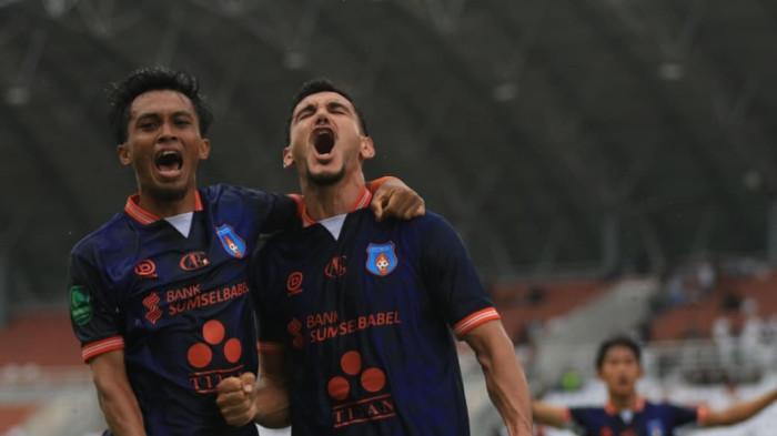 SELEBRASI GOL --- Juninho Cabral, pemain Sumsel United seleberasi setelah bobol  gawang Persekat pada laga lanjutan Liga 2 Pegadaian Championship Sumsel United VS Perekat di Stadion Gelora Sriwijaya Jakabaring Palembang, Minggu (12/10/2025). Skor 2-0 untuk Sumsel United.