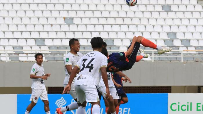 SALTO-- Juninho Cabral, pemain Sumsel United seleberasi setelah bobol  gawang Persekat pada laga lanjutan Liga 2 Pegadaian Championship Sumsel United VS Perekat di Stadion Gelora Sriwijaya Jakabaring Palembang, Minggu (12/10/2025).