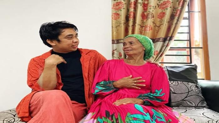 IBU MIMI PERI MENINGGAL DUNIA - Kabar duka datang dari selebgram Ahmad Jaelani atau yang kerap dikenal Mimi Peri, sang ibunda Siti Purwati Muslimah meninggal dunia.