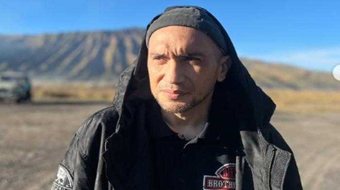 MENINGGAL DUNIA- Kabar mengejutkan datang dari aktor Garry Iskak meninggal dunia setelah mengalami kecelakaan sepeda motor pada Sabtu, 29 November 2025, 09.24 WIB.