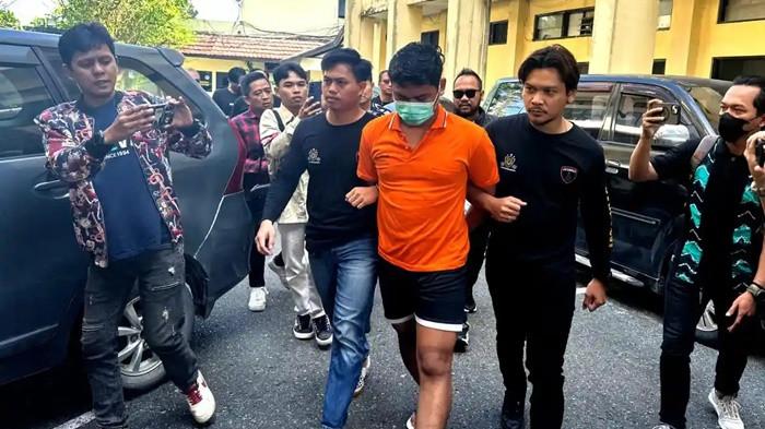 PEMBUNUHAN MAHASISWI ULM - Petugas Satreskrim Polresta Banjarmasin tampak menggiring Bripda Seili, pelaku pembunuhan mahasiswi ULM  Kabid Humas Polda Kalsel, Kombes Pol Adam Erwindi mengungkapkan pelaku dan korban memiliki hubungan spesial meski telah memiliki calon istri.
