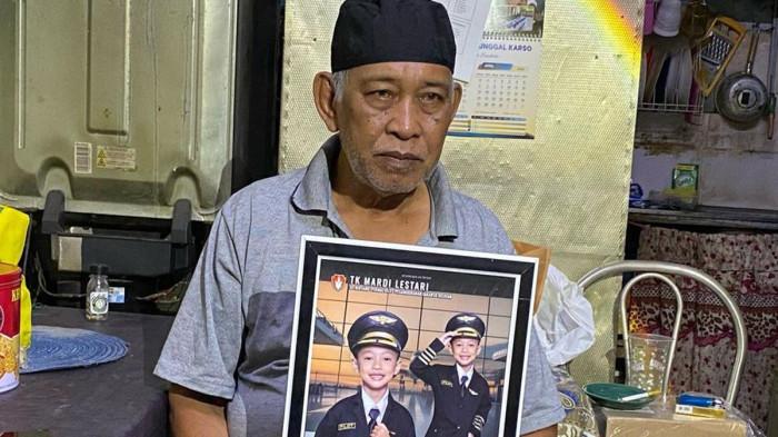 TANGIS : Kakek Alvaro Kiano Nugroho (6), Tugimin (71), saat ditemui di Bintaro, Pesanggrahan, Jakarta Selatan, Selasa (22/4/2025).