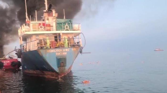 Detik-detik Kapal Tanker MT Ronggolawe Meledak Sambar Tugboat Roselyne 08 di Lamongan, 3 Orang Tewas