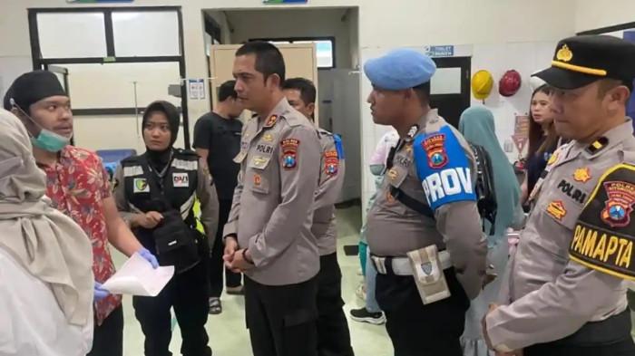 Kapolres Situbondo, ABKP Rezi Djarmawan bersama anggota yang lain mengunjungi d