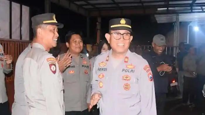 KAPOLSEK DIGERUDUK MASSA- Kapolsek Iptu Suherdi saat baru tiba di Mako Polsek Sempol Ijen usai dibawa ke Desa Kaligedang oleh warga yang tadi menggeruduk ke kantornya. Iptu Suherdi tiba di mako sekitar pukul 21.21 WIB, sejak pertama dibawa pukul 11.00 WIB pada Senin (17/11/2025).