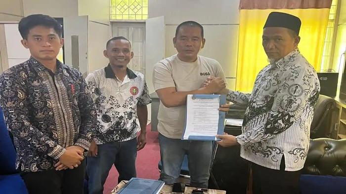 GURU DIPECAT- Ketua PGRI Luwu Utara, Ismaruddin serahkan surat resmi permohonan grasi untuk dua guru di Luwu Utara kepada DPRD. Dua guru di Luwu Utara diberhentikan dan diberi sanksi pidana karena pungutan dana komite sekolah sebsar Rp20 ribu.