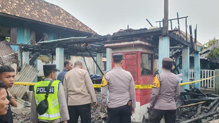 OLAH TKP - Polisi Saat Melakukan Olah TKP pada Kamis (19/3/2026). Kebakaran Rumah di Payu Putat Prabumulih Diduga Karena Korsleting Listrik, 3 Orang Tewas Terbakar