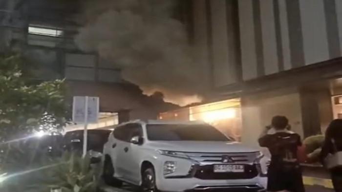 KEBAKARAN - Kebakaran di Palembang Indah Mall (PIM) beredar luas di media sosial pada Sabtu (30/5/2026) malam membuat pengunjung panik keluar mal dan keluar parkiran  .